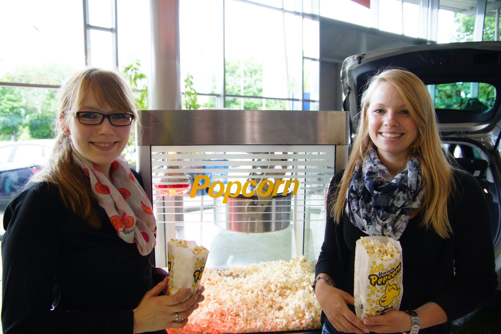 Eventpersonal Popcorn Maschine